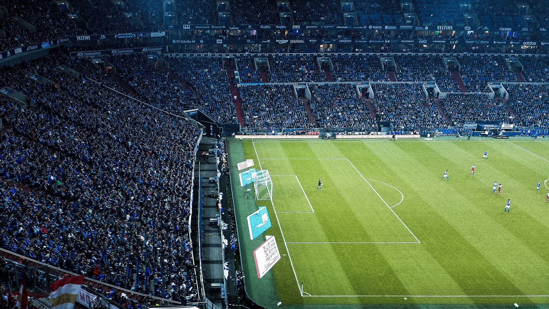 冠军球队庆祝巡游引来市民自发参与，冠军球址汇